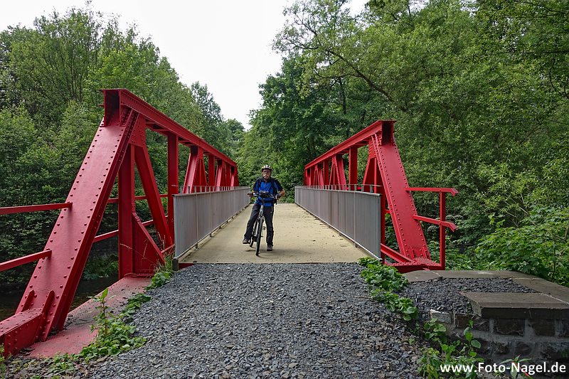 Foto: Liane Nagel (Die rote Brücke nahe der Tapetenfabrik in Derschlag)